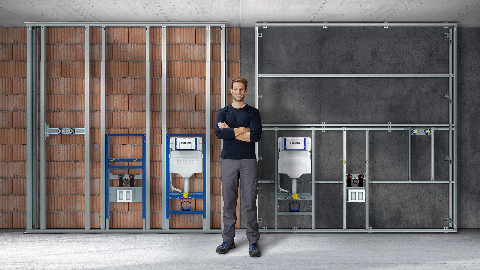 Sanitärinstallateur vor Geberit Installationssystemen – Duofix-Rahmen (blau) an Ziegelwand und GIS-Pro-Rahmen (silber) an Betonwand im Vergleich